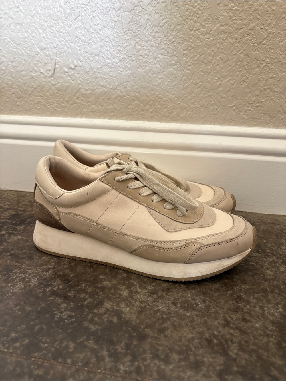 Universal Thread Women's Neutral Beige & Cream Low-Top Sneakers